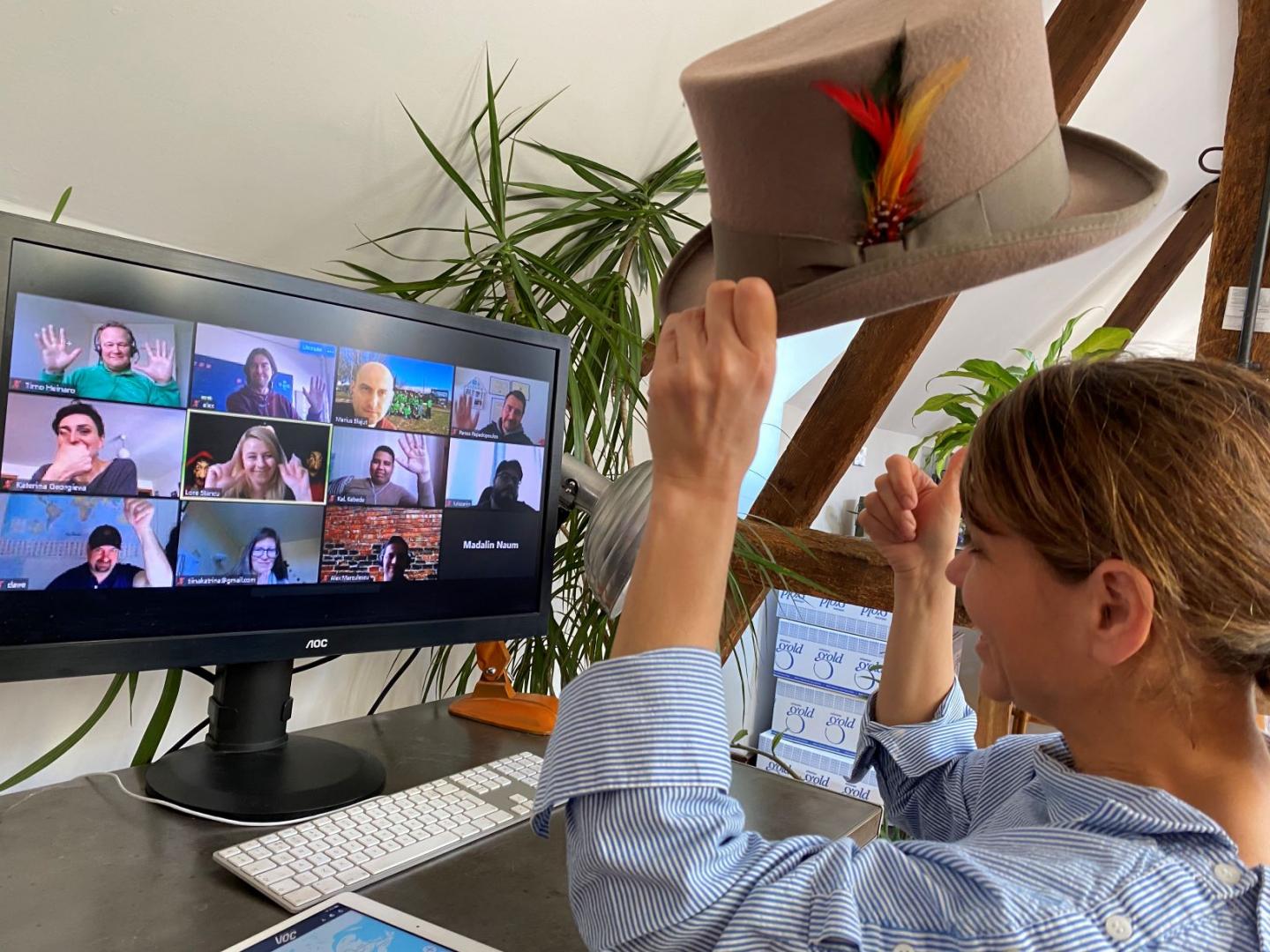 Udeleženci na online virtualnem team building programu Dirka okoli sveta