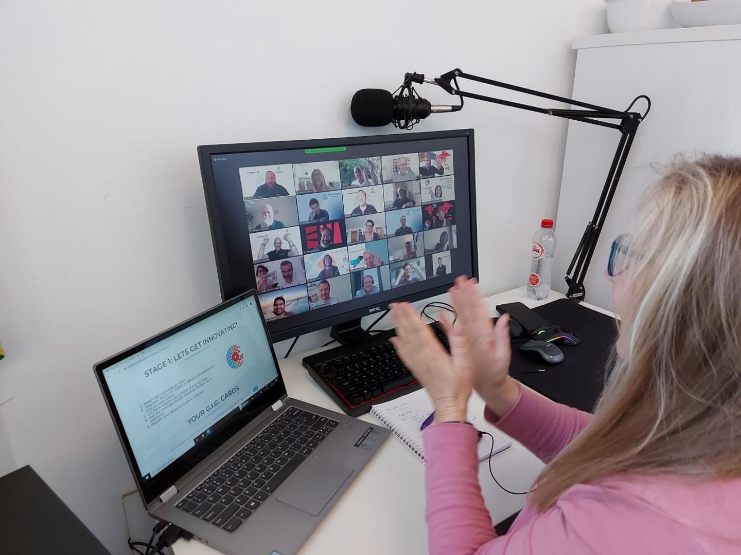 Udeleženec med virtualnim teambuilding programom Inoviramo prihodnost