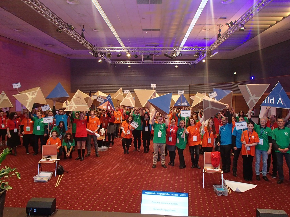 Ekipe na teambuilding programu s svojimi koški piramide