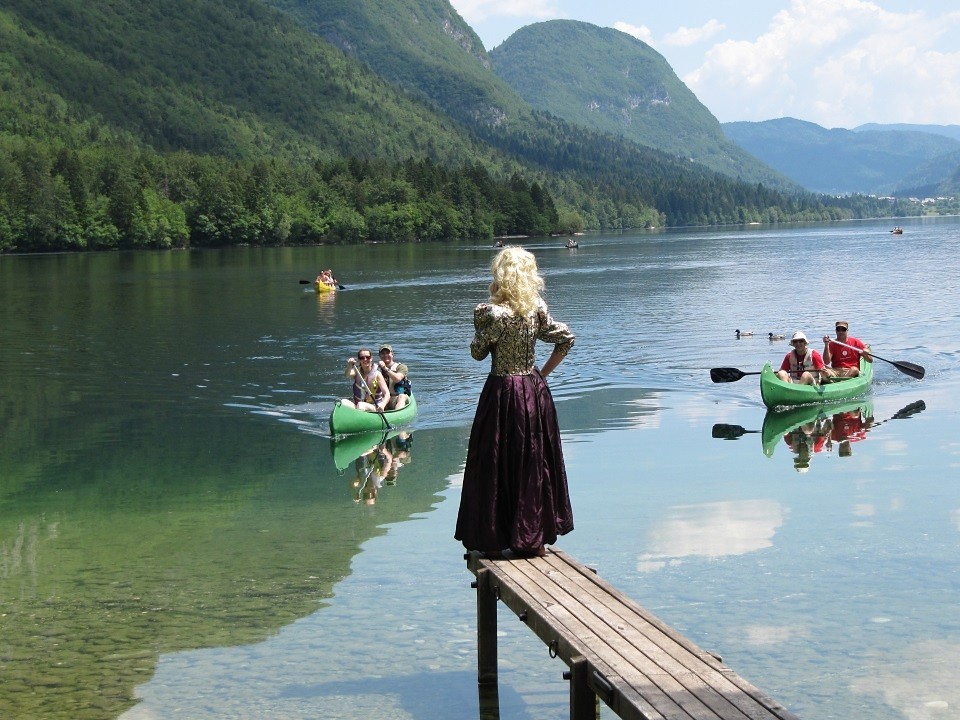 Udeleženci teambuilding programa v kanujih na Bohinjskem jezeru