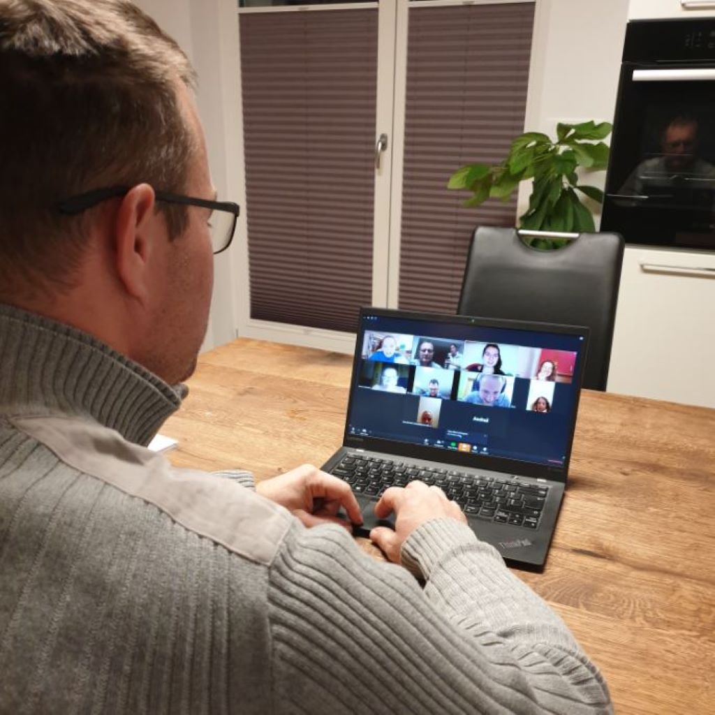Predavatelj med online delavnico