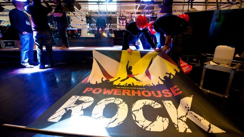 Teambuilding participants hanging up a Powerhouse rock banner