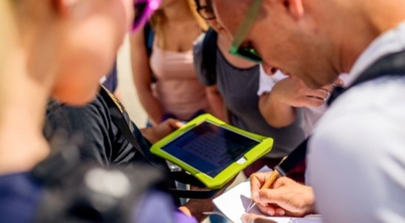 Udeleženci teambuilding programa rešujejo izziv