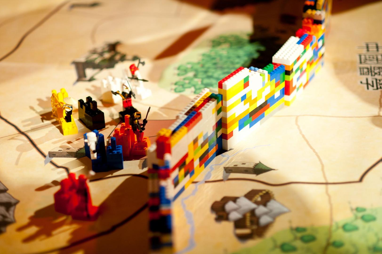 Zgrajen zid iz lego kock
