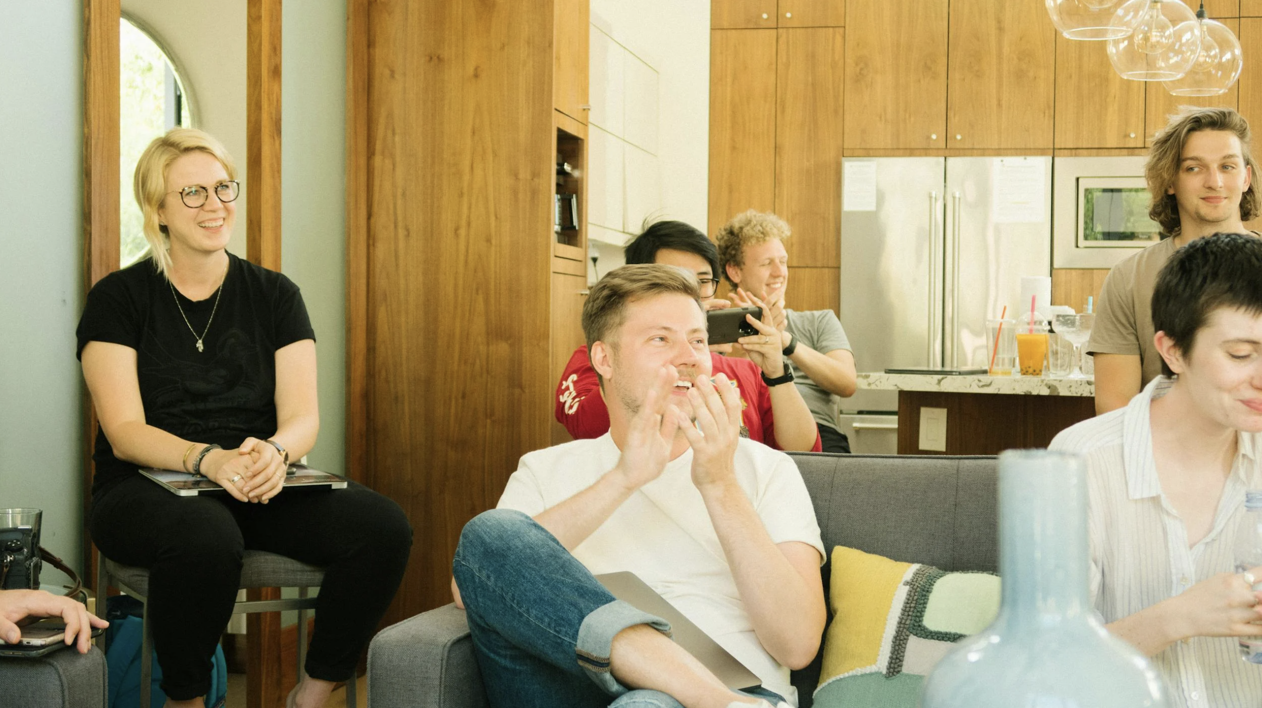 Zadovoljni ljudje se veselijo team buildinga