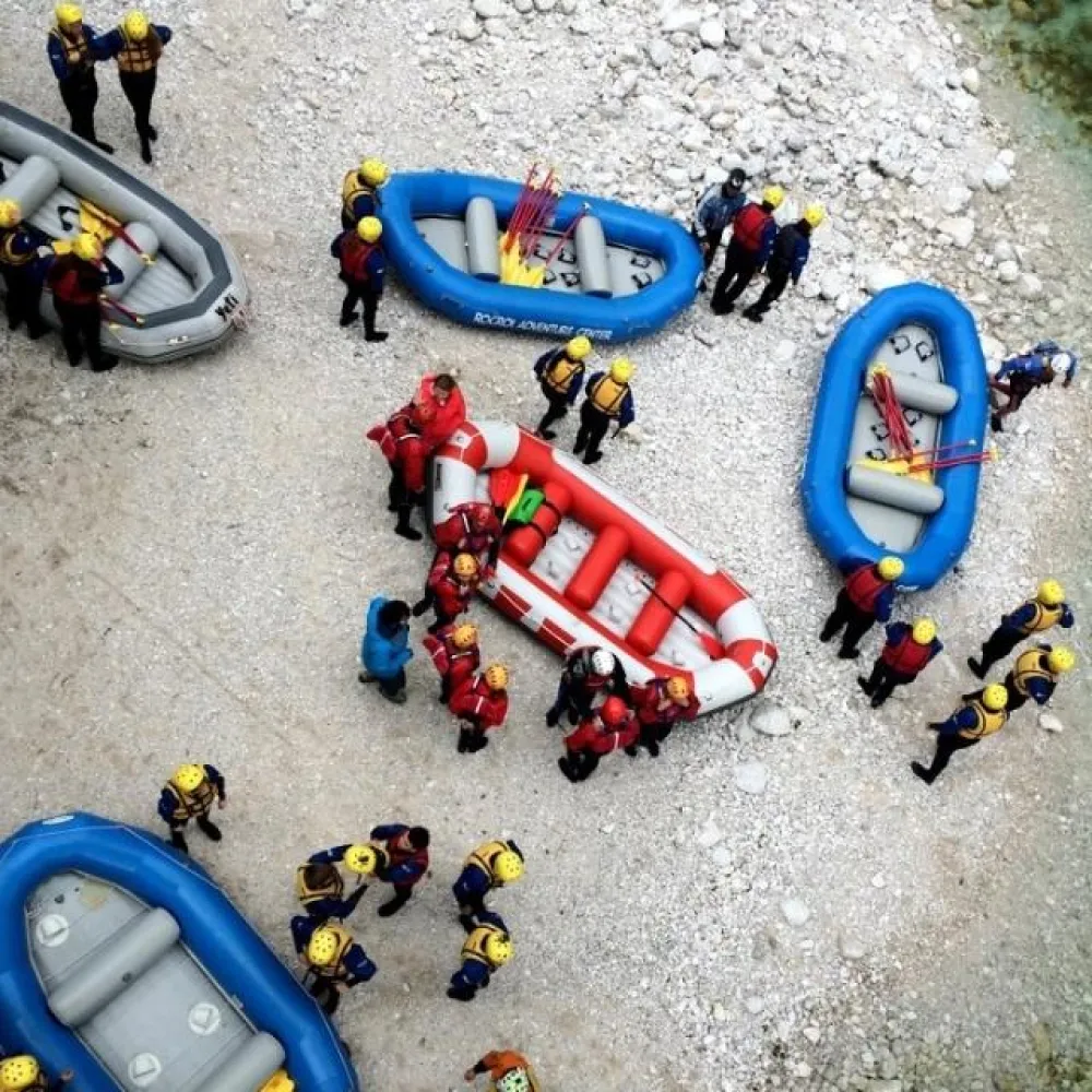 Udeleženci nosijo rafte v vodo