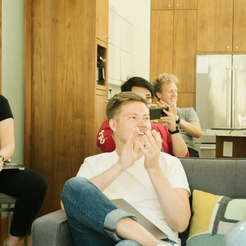 Zadovoljni ljudje se veselijo team buildinga
